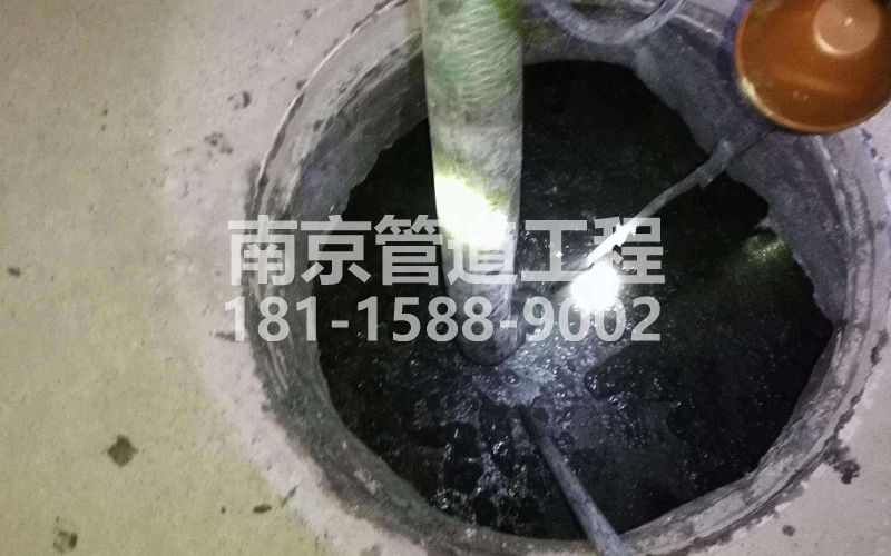 216西善桥清理化粪池